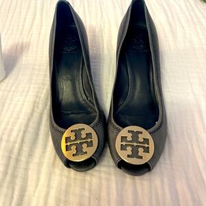 Tory Burch Gray pebble‎ leather peep toe wedges Signature gold Logo